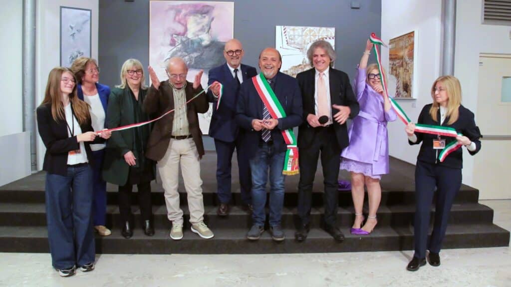 Il taglio del nastro all'inaugurazione