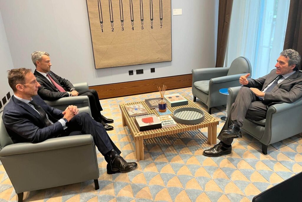 Il governatore Fedriga e il portavoce Edoardo Petiziol all'incontro con l'ambasciatore d'Italia nel Regno Unito Fabio Cassese