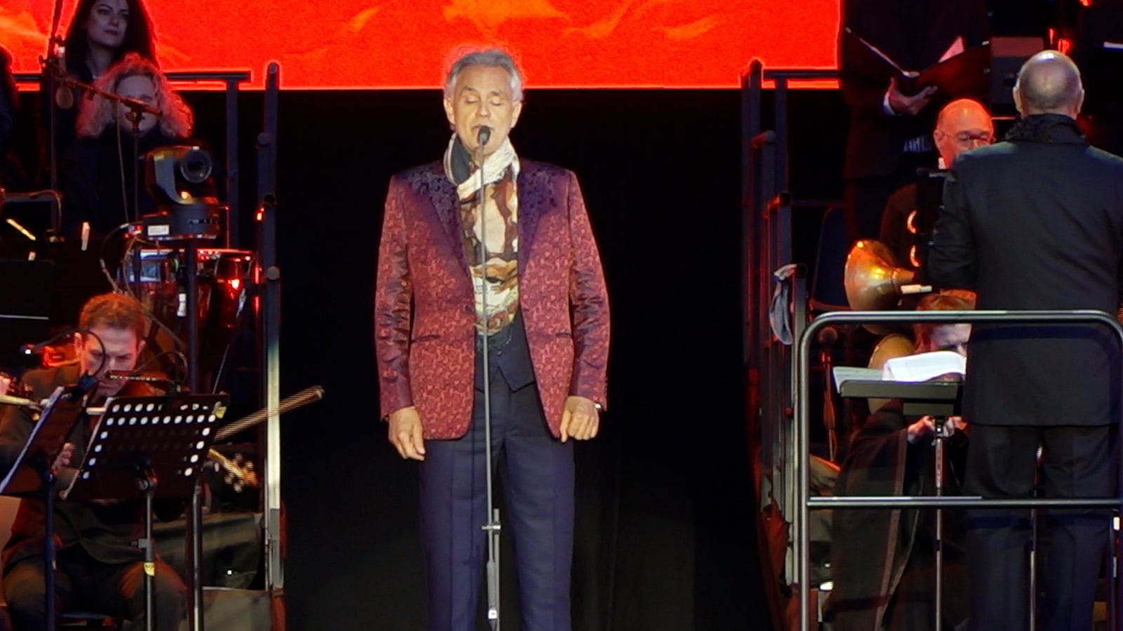 Il maestro Bocelli durante il concerto