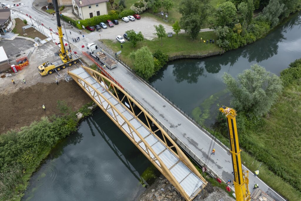 Il ponte sul fiume Corno durante le ultime fasi del varo