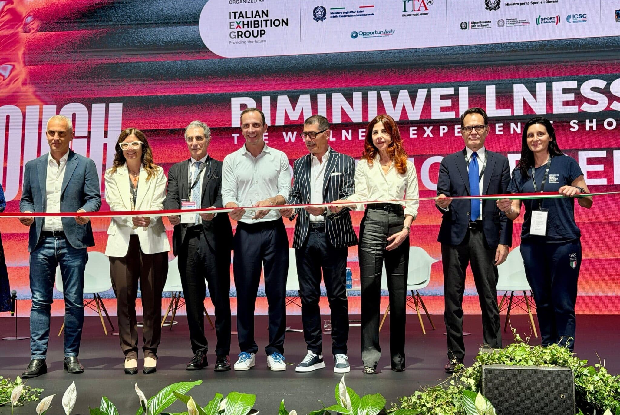 Il taglio del nastro di Riminiwellness 2026 alla presenza del governatore Fedriga