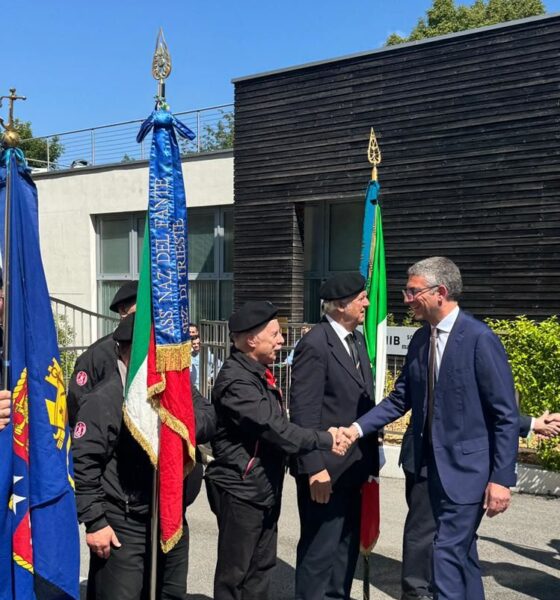 L'assessore Roberti mentre saluta i rappresentanti delle Associazioni d'arma