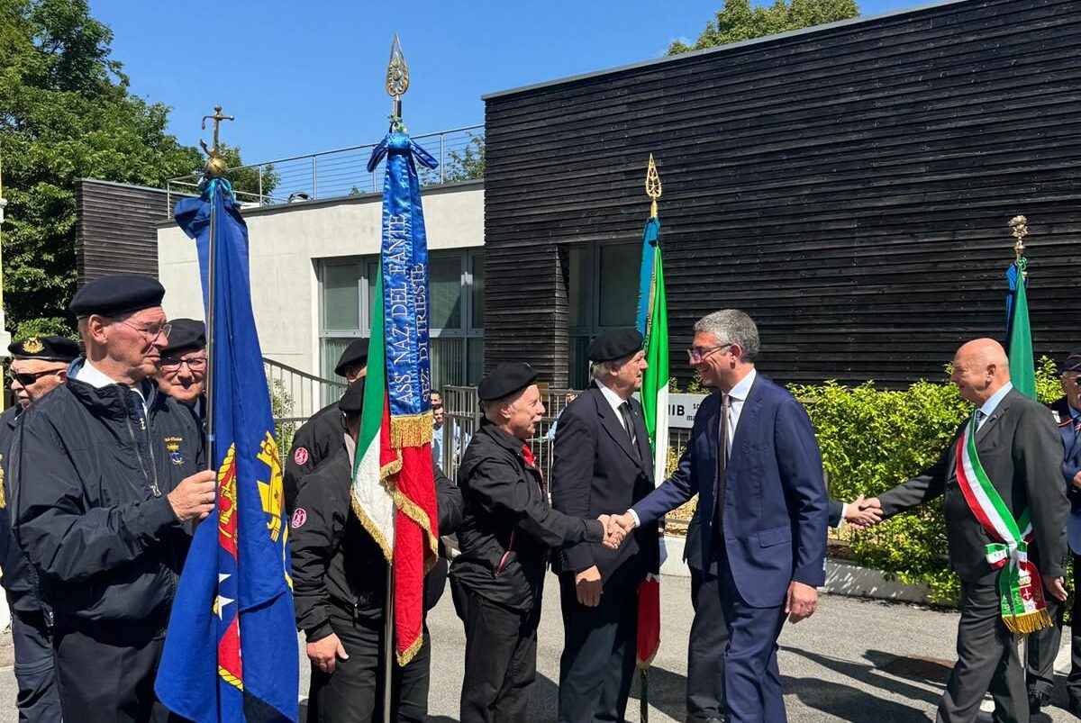L'assessore Roberti mentre saluta i rappresentanti delle Associazioni d'arma