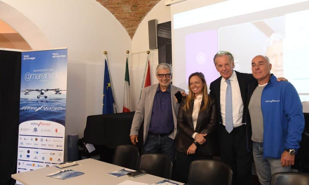 L'assessore Scoccimarro (secondo da destra) alla presentazione di Mare Nordest 2026