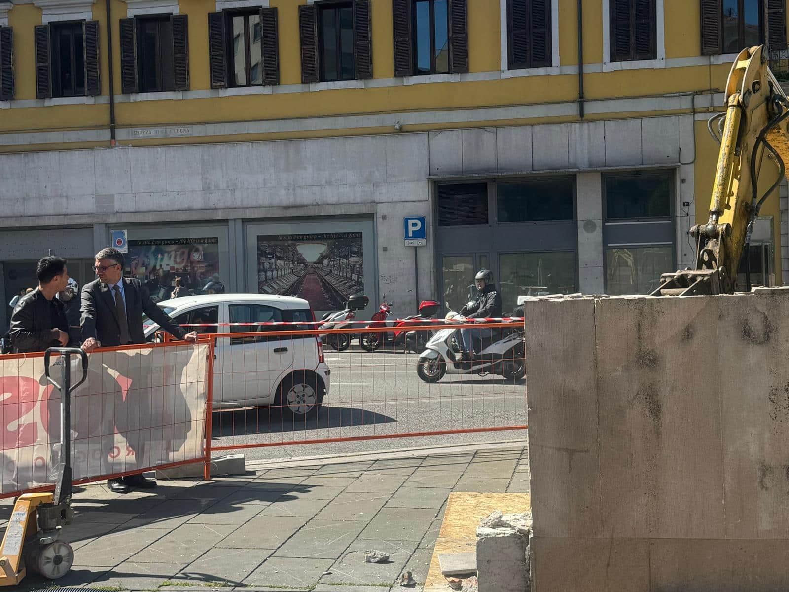 L'assessore regionale alle Autonomie locali e sicurezza Pierpaolo Roberti, nel corso del sopralluogo al cantiere di riqualificazione di piazza Goldoni a Trieste