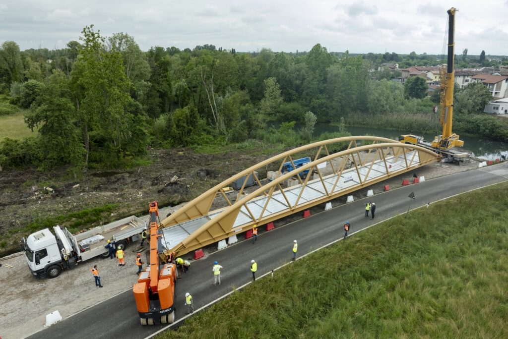 Le fasi iniziali del varo del ponte sul fiume Corno lungo la ciclovia TriLiVe a San Giorgio di Nogaro