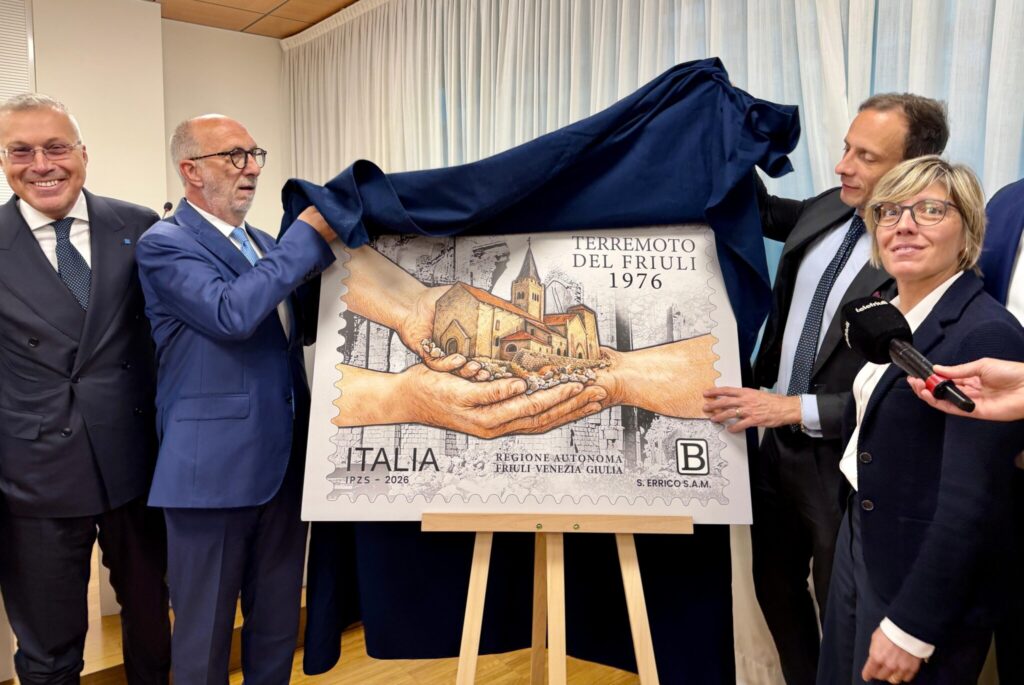 Lo scoprimento della maxi cartolina