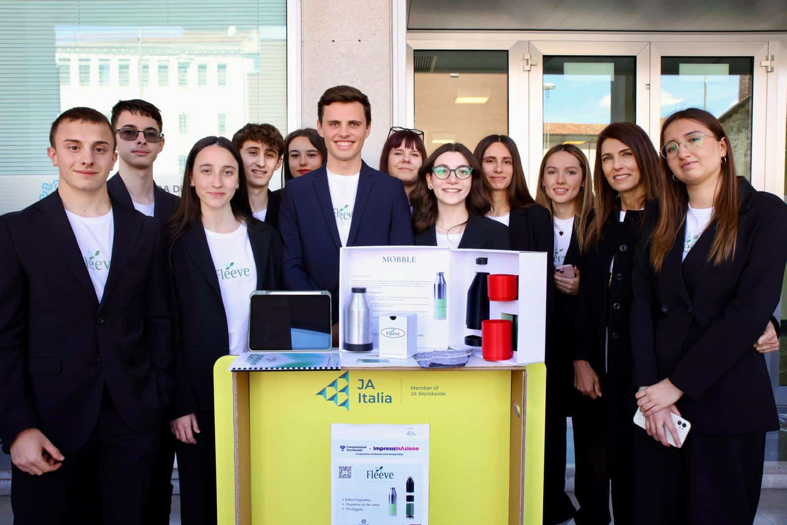 Lo stand dei vincitori con la borraccia modulare “Mobble”