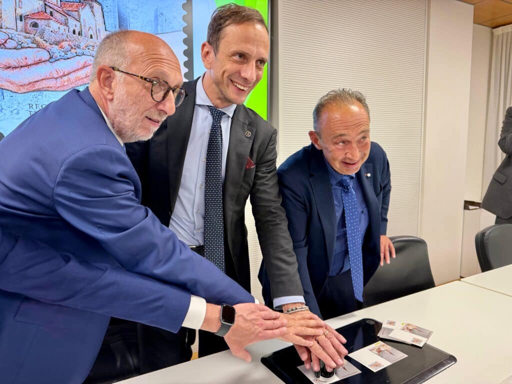 Massimiliano Fedriga, Riccardo Riccardi e il referente Filatelia Macro Area Nord Est di Poste Italiane, Fabio Verza al battesimo con annullo sulla cartolina filatelica