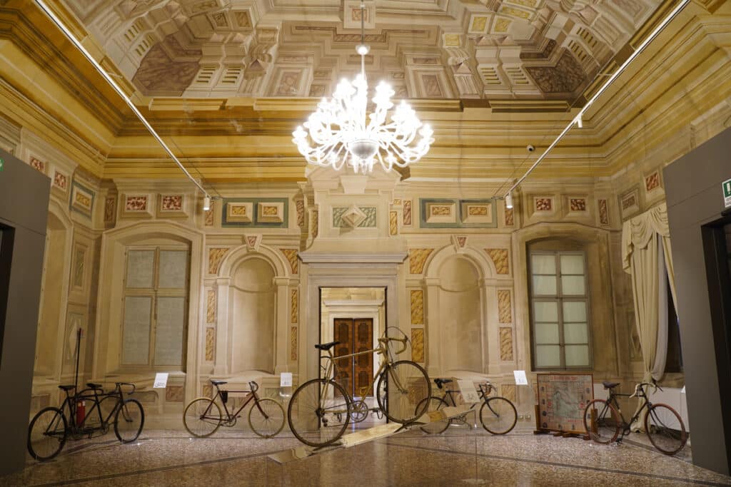 Una sala della mostra a Villa Manin