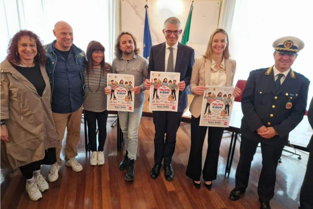 L'assessore regionale Pierpaolo Roberti insieme al cast dello spettacolo "Truffa Academy", all'assessore comunale Caterina de Gavardo e Paolo Jerman della Polizia locale