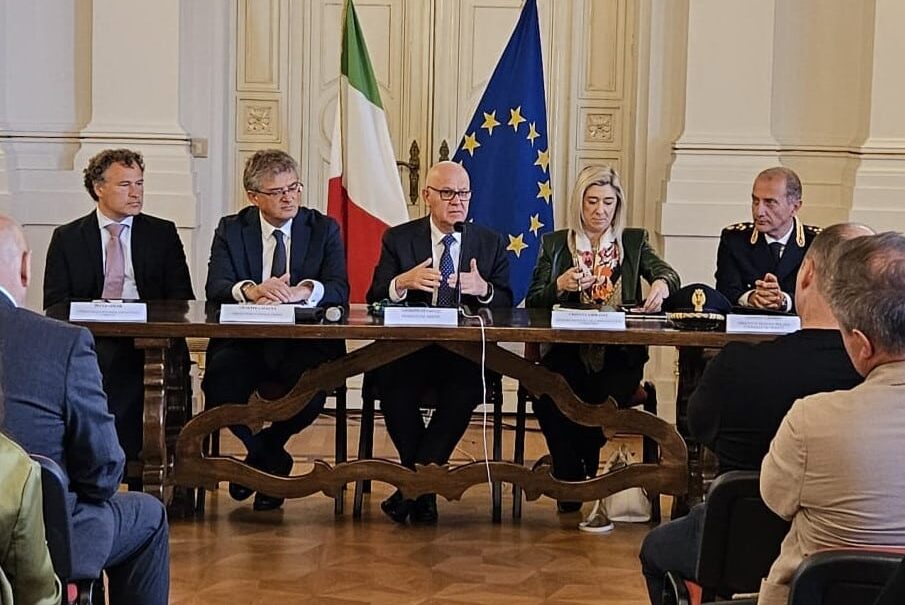 Una fase dell'incontro in Prefettura a Trieste alla presenza dell'assessore regionale alle Infrastrutture Cristina Amirante