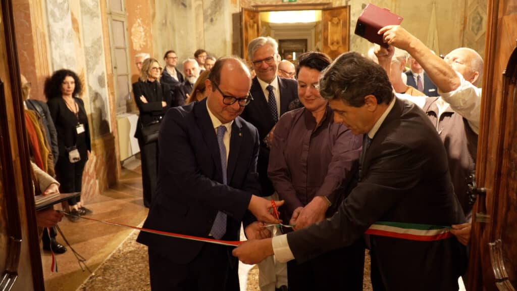 Il taglio del nastro della mostra visitabile a Villa Manin fino al 6 settembre