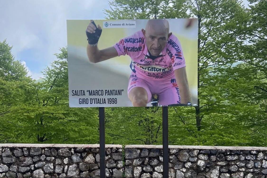 Una delle installazioni dedicate a Pantani