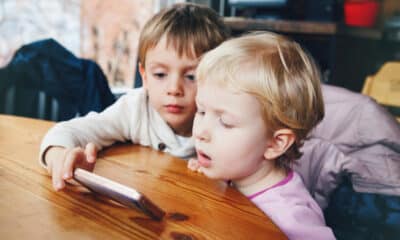 Bambini che guardano il cellulare