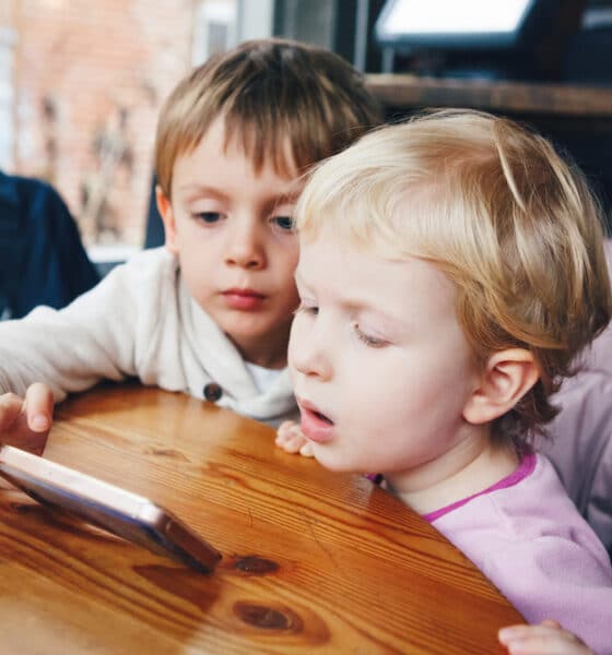 Bambini che guardano il cellulare