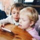 Bambini che guardano il cellulare