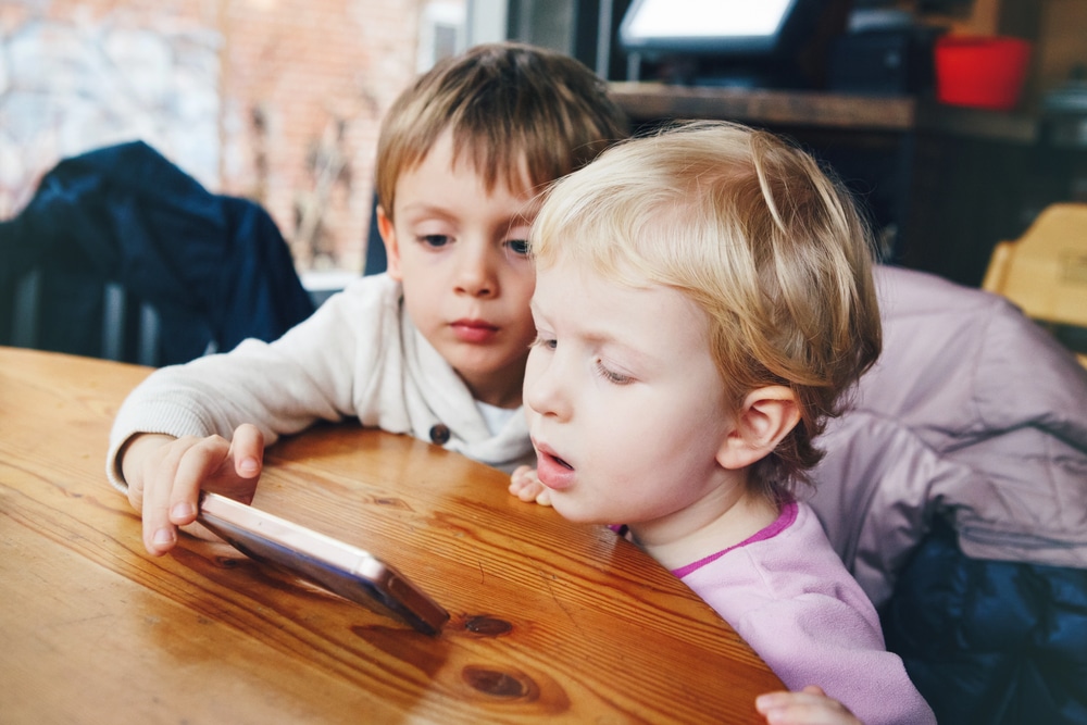 Bambini che guardano il cellulare