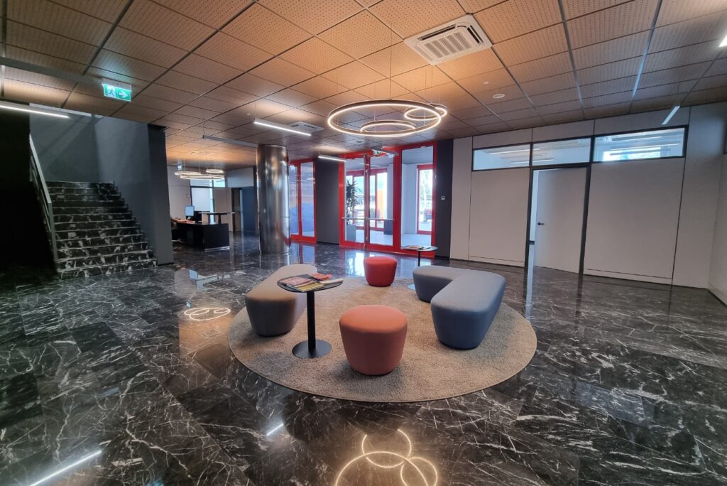 Gli spazi rinnovati della reception nella sede TEC4I FVG di Amaro