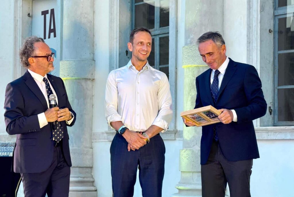 Il governatore Fedriga con ilo presidente Fise Fvg Valerio Pontarolo con il tecnico Gianluca Palmizi