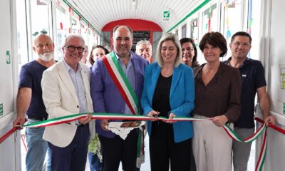 Il taglio del nastro all'inaugurazione