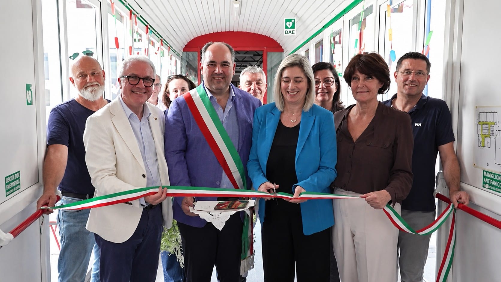 Il taglio del nastro all'inaugurazione