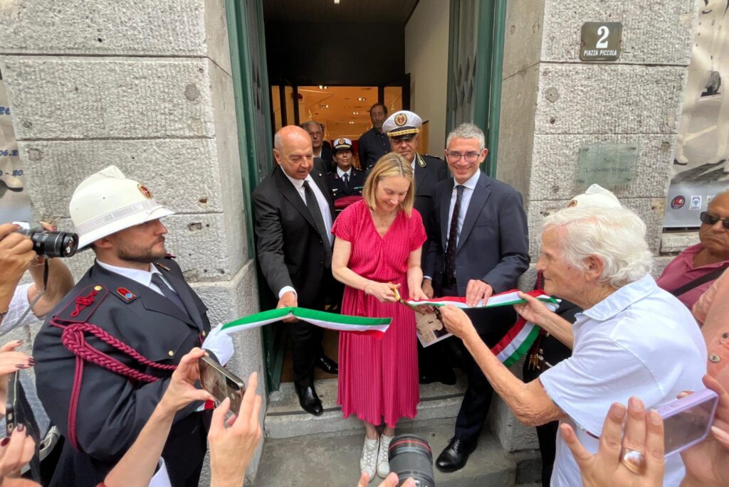 Il taglio del nastro per l'inaugurazione della mostra