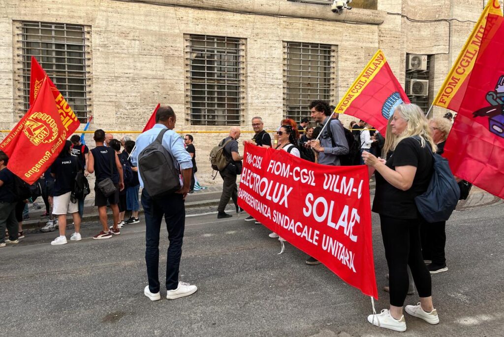 La manifestazione promossa dai sindacati davanti al Mimit