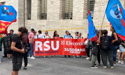 La manifestazione promossa dai sindacati davanti al Mimit