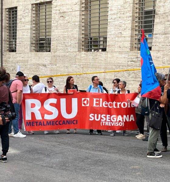 La manifestazione promossa dai sindacati davanti al Mimit