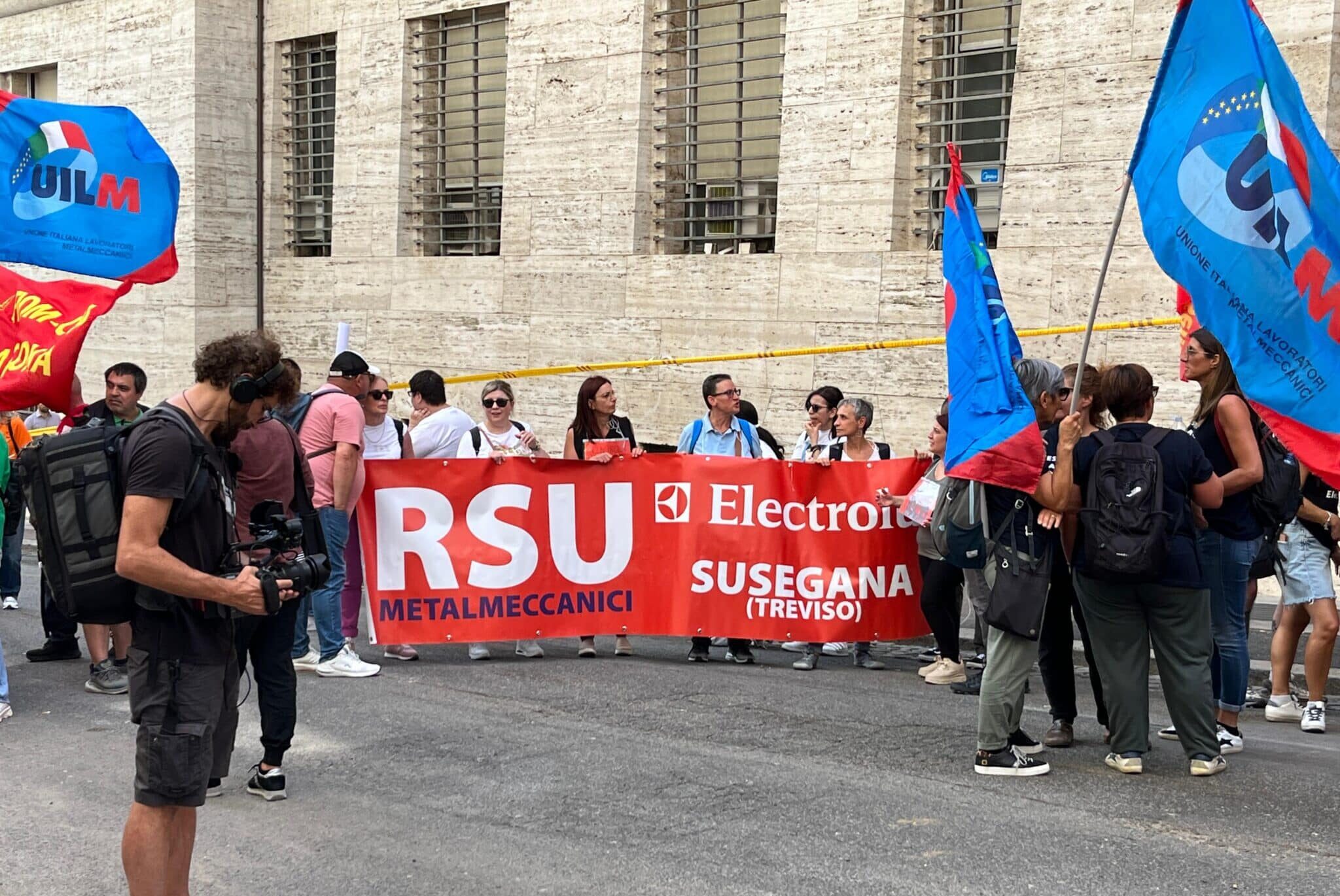 La manifestazione promossa dai sindacati davanti al Mimit