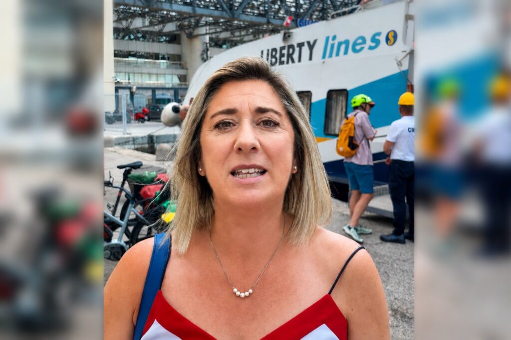 L'assessore Amirante davanti all'imbarcazione della Liberty Lines