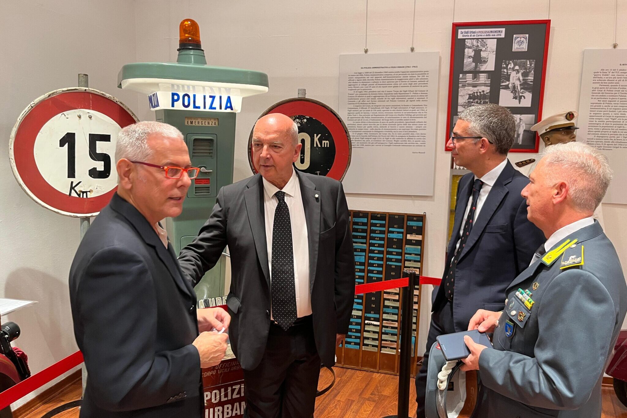 L'assessore Pierpaolo Roberti all'inaugurazione della mostra, assieme al sindaco di Trieste Roberto Dipiazza
