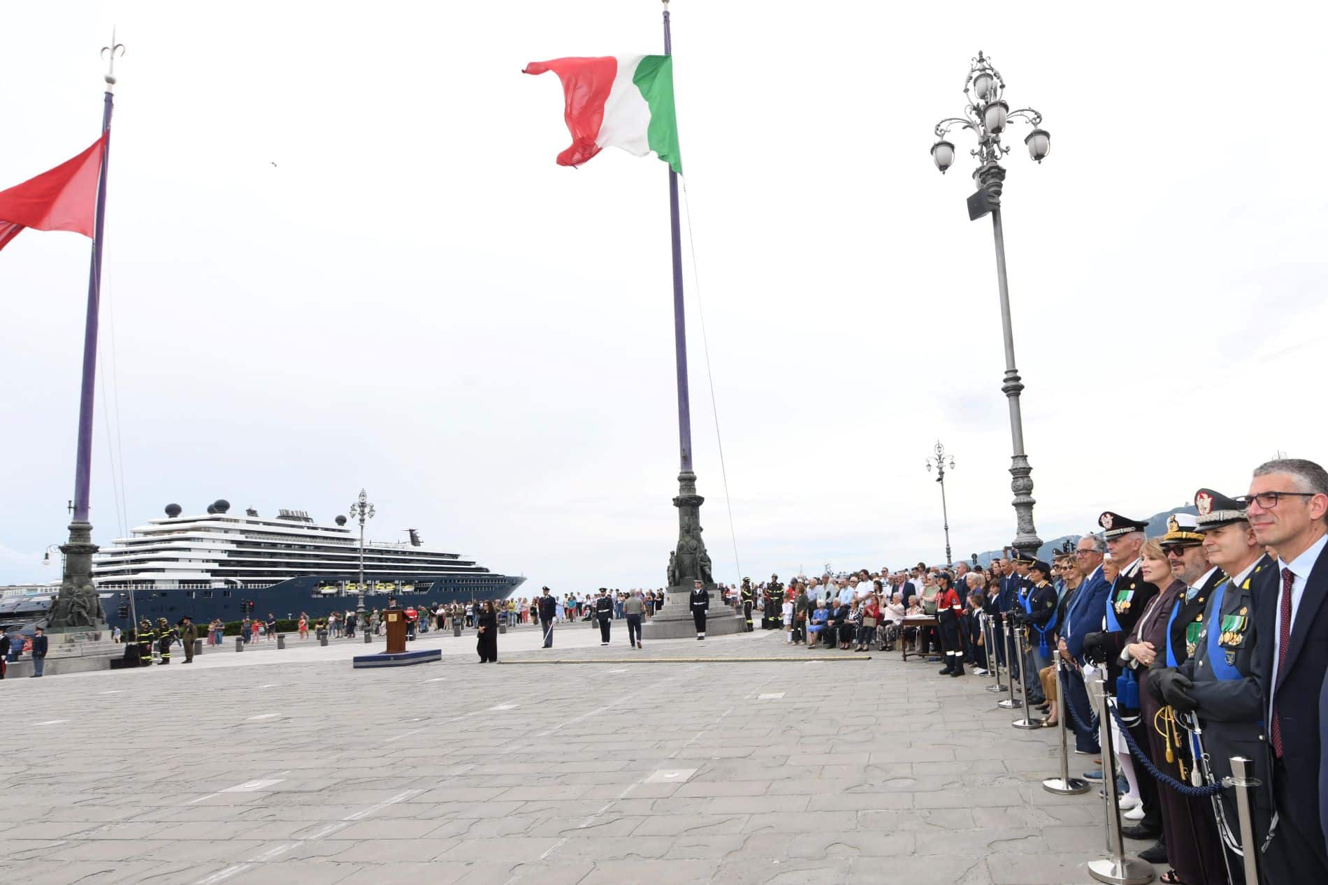 L'assessore Roberti sulla destra durante la cerimonia