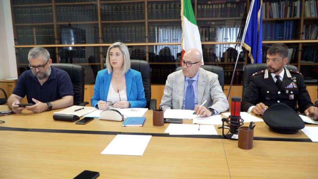 L'assessore regionale a Infrastrutture e territorio Cristina Amirante con il Prefetto di Pordenone Michele Lastella al tavolo di coordinamento sul ponte di Chievolis