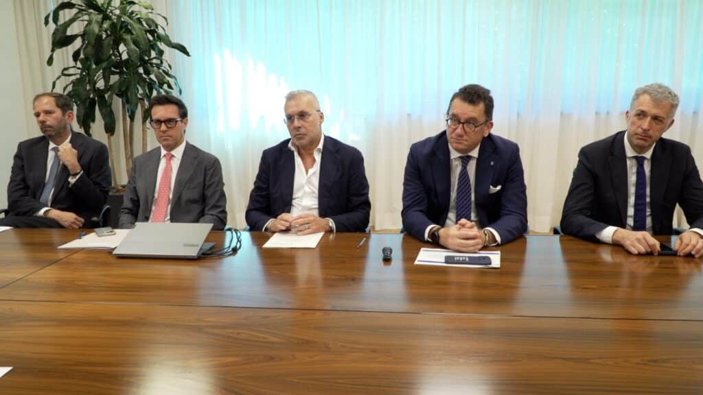 L’intervento dell’assessore Sergio Emidio Bini durante l’illustrazione della misura regionale dedicata all’intelligenza artificiale nelle Pmi