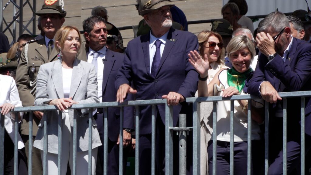 La presidente del Consiglio Giorgia Meloni sul palco delle autorità