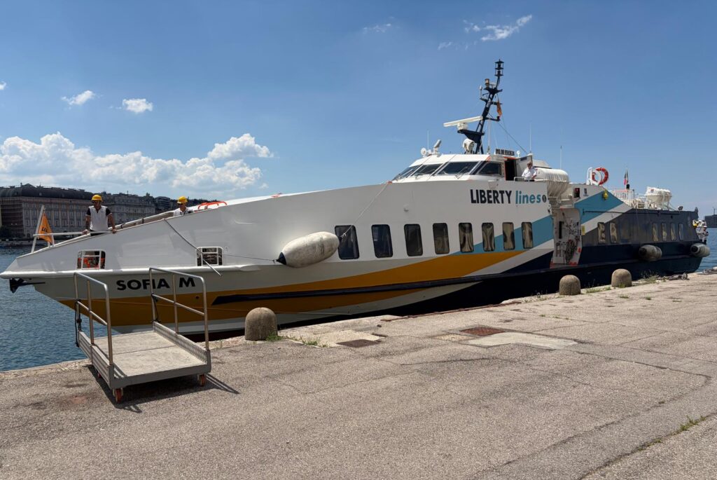 Un'imbarcazione della Liberty Lines