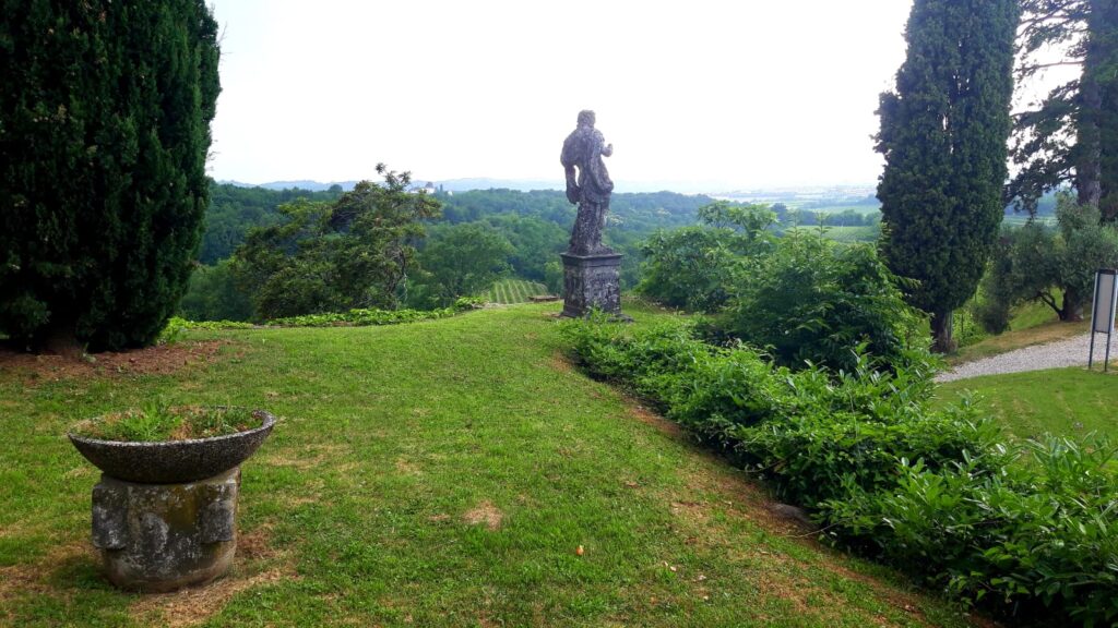 Le statue di Rocca Bernarda, figure silenziose che paiono nascoste tra la vegetazione a guisa di vedette senza tempo, testimoni muti di passaggi di proprietà, guerre e segreti