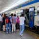 Persone in attesa si salire sul treno