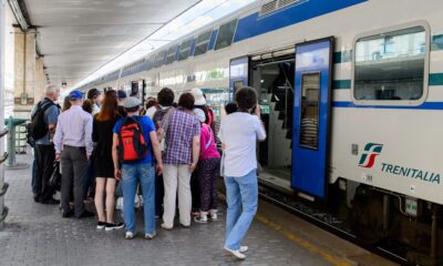 Persone in attesa di salire sul treno