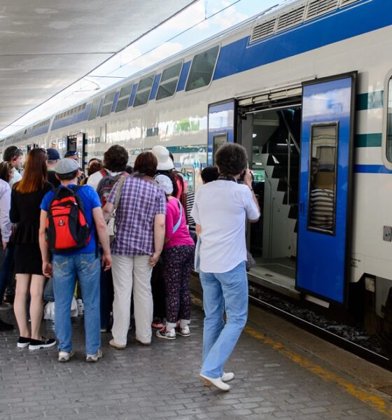 Persone in attesa di salire sul treno