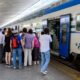 Persone in attesa si salire sul treno