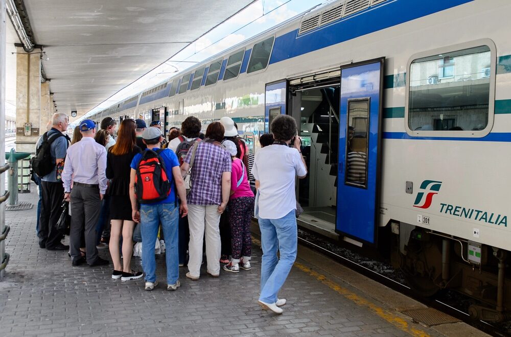 Persone in attesa di salire sul treno