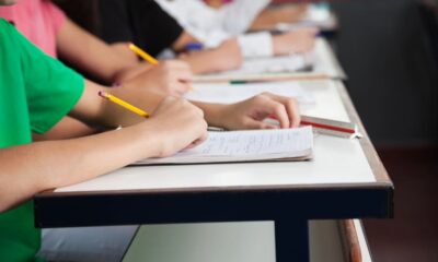 Ragazzi suoi banchi di scuola