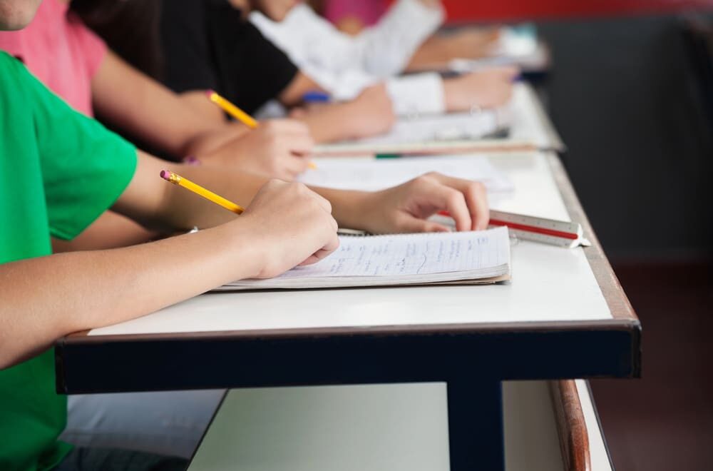 Ragazzi suoi banchi di scuola