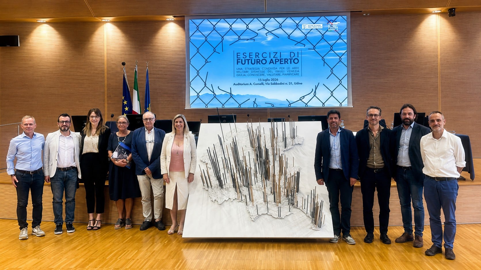 Foto di gruppo al convegno "Esercizi di futuro aperto. Una strategia per le aree militari dismesse del Friuli Venezia Giulia"