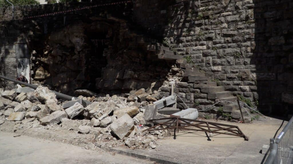 Il muro in pietra crollato a causa del maltempo