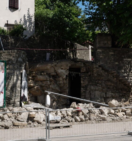 Il muro in pietra di via Giulia a Trieste crollato a causa del maltempo