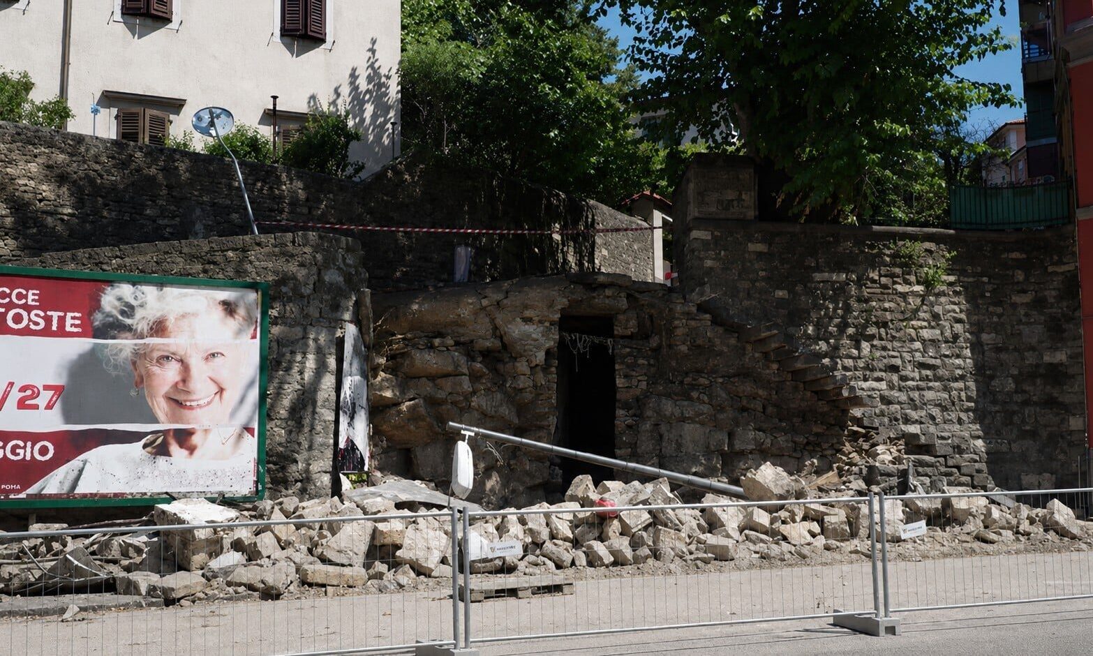 Il muro in pietra di via Giulia a Trieste crollato a causa del maltempo